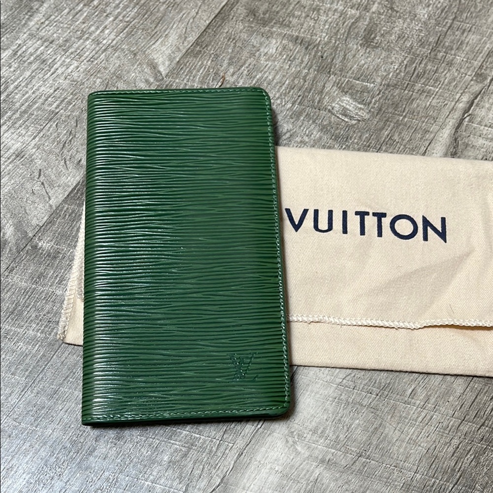 Authentic Louis Vuitton Epi Green Agenda Unisex Wallet & LV Dust Bag